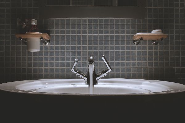clean bathroom sink in queenstown